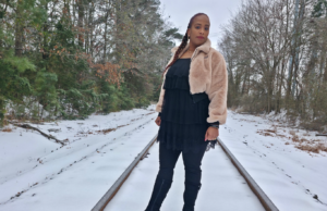 Erin Doramis lanza su nuevo sencillo, “Permaneces de Pie”