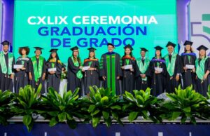 La UCE gradúa 915 nuevos profesionales en grado, posgrado y técnico superior