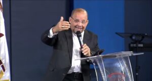 Pastor Israel Brito: Acompañamiento y apoyo a familias afectadas por tragedia Jet Set es determinante