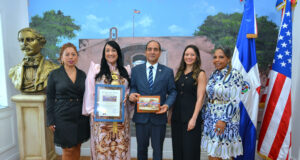 Alcaldía de Miami-Dade y Consulado Dominicano en Miami reconocen trayectoria de Giannina Azar