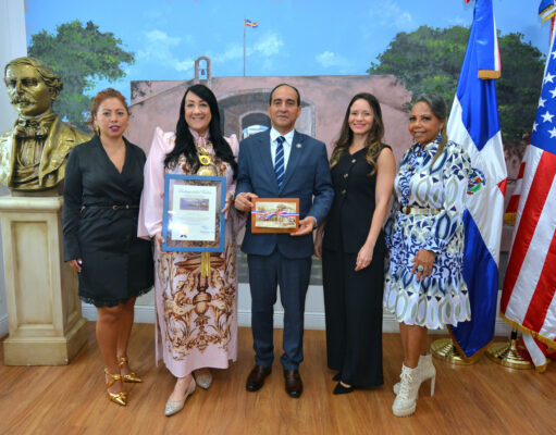Alcaldía de Miami-Dade y Consulado Dominicano en Miami reconocen trayectoria de Giannina Azar