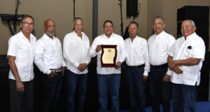 Francisco Camacho es reconocido por el Club Deportivo y Cultural Ozama