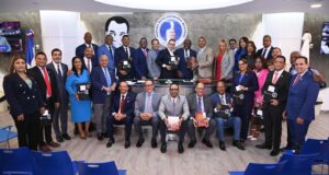 Diputados dominicanos reciben Biblias personalizadas como iniciativa de fortalecimiento en valores