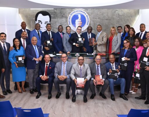 Diputados dominicanos reciben Biblias personalizadas como iniciativa de fortalecimiento en valores