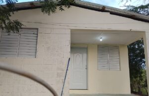 Iglesia Fundamento Bíblico y Fundación AYO entregan vivienda en Guayabal, Elías Piña