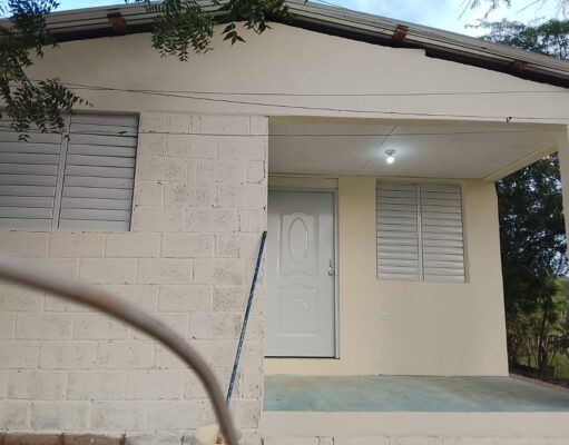 Iglesia Fundamento Bíblico y Fundación AYO entregan vivienda en Guayabal, Elías Piña