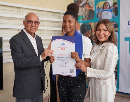 CTC celebran “Día de las Niñas en las TIC” y certifican a 100 jóvenes en Villa Altagracia