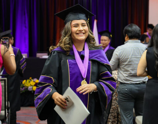Latinos impulsan educación universitaria flexible y accesible en EE. UU.