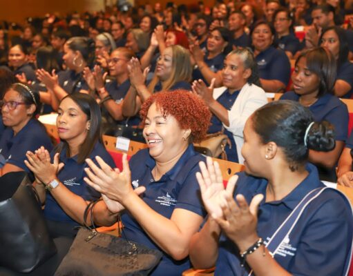 Supérate y Conape gradúan más de 200 personas cuidadoras de personas adultas mayores en el Gran Santo Domingo