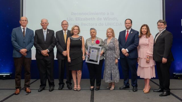 Foto Principal - Miembros del Consejo de Directores del ICDA junto a Elizabeth de Windt Primera rectora de UNICDA (1)