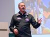Iván Gómez motiva a “conquistar el Everest personal” en conferencia magistral