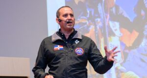 Iván Gómez motiva a “conquistar el Everest personal” en conferencia magistral