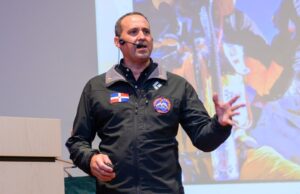 Iván Gómez motiva a “conquistar el Everest personal” en conferencia magistral