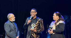 Jameson Ramírez recibe reconocimiento por sus 30 años de trayectoria musical en premios Galardón 2026