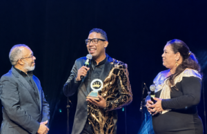 Jameson Ramírez recibe reconocimiento por sus 30 años de trayectoria musical en premios Galardón 2026