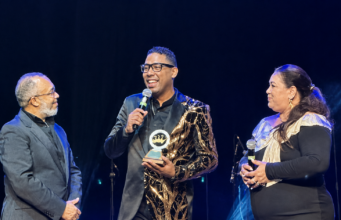 Jameson Ramírez recibe reconocimiento por sus 30 años de trayectoria musical en premios Galardón 2026