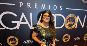 Stephanie Calvinisti recibe el Premio El Galardón Internacional 2026 como Mejor Comunicadora