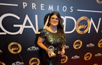 Stephanie Calvinisti recibe el Premio El Galardón Internacional 2026 como Mejor Comunicadora