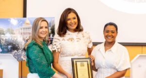 Erika Oviedo recibe reconocimientos en Boston por su trayectoria y liderazgo en comunicación