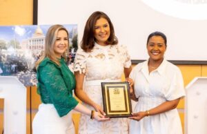 Erika Oviedo recibe reconocimientos en Boston por su trayectoria y liderazgo en comunicación