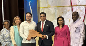 Pastores despiden al embajador de Israel en RD Raslan Abu Rukun