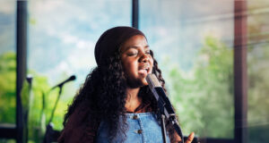 Raisa Díaz presenta “Indigno (Acústico)”, una oración honesta sobre la fragilidad humana y la gracia de Dios