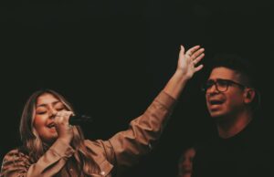 Daniel Calveti y Daniela Calveti encuentran motivos para agradecer con «JIREH»