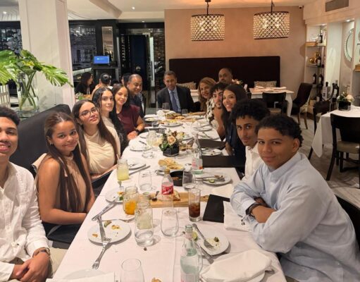 Presidente del Indotel acerca a estudiantes dominicanos de CUNY a sus raíces y cultura