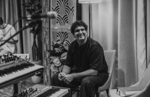 Natán Calveti convierte una conversación con Dios en canciones con ¿Qué Quieres De Mí?, su debut discográfico