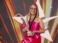 María De la Cruz recibe el Premio ISIS de la Expansión en República Dominicana