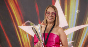 María De la Cruz recibe el Premio ISIS de la Expansión en República Dominicana