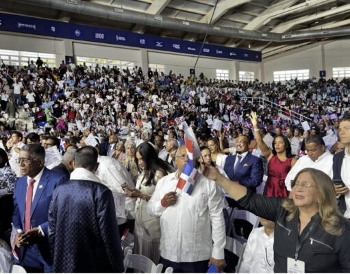 Miles de evangélicos celebran el Día Nacional de la Biblia junto al presidente Luis Abinader