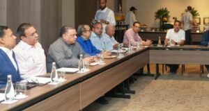 Dirigentes choferiles organizados en el G-12 acuerdan con el Gobierno mantener sin aumento las tarifas del transporte