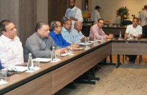 Dirigentes choferiles organizados en el G-12 acuerdan con el Gobierno mantener sin aumento las tarifas del transporte