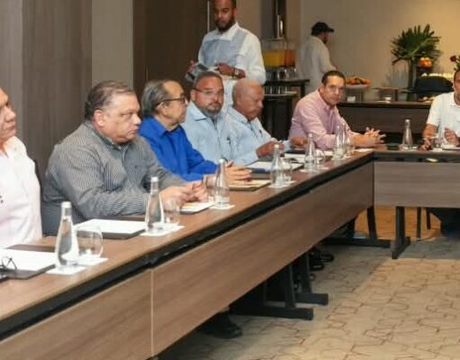 Dirigentes choferiles organizados en el G-12 acuerdan con el Gobierno mantener sin aumento las tarifas del transporte