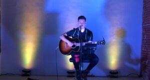 Ariel Coronel desafió a la tormenta y brilló en un emotivo show íntimo en Palermo