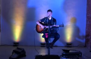 Ariel Coronel desafió a la tormenta y brilló en un emotivo show íntimo en Palermo