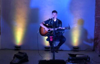 Ariel Coronel desafió a la tormenta y brilló en un emotivo show íntimo en Palermo