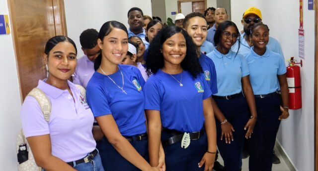 Estudiantes de Pedernales visitan la Escuela de Formación Técnico Profesional Guarocuya en Barahona (2)