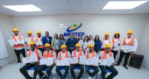 INFOTEP certifica 12 participantes como operadores de retroexcavadora