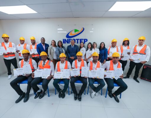 INFOTEP certifica 12 participantes como operadores de retroexcavadora