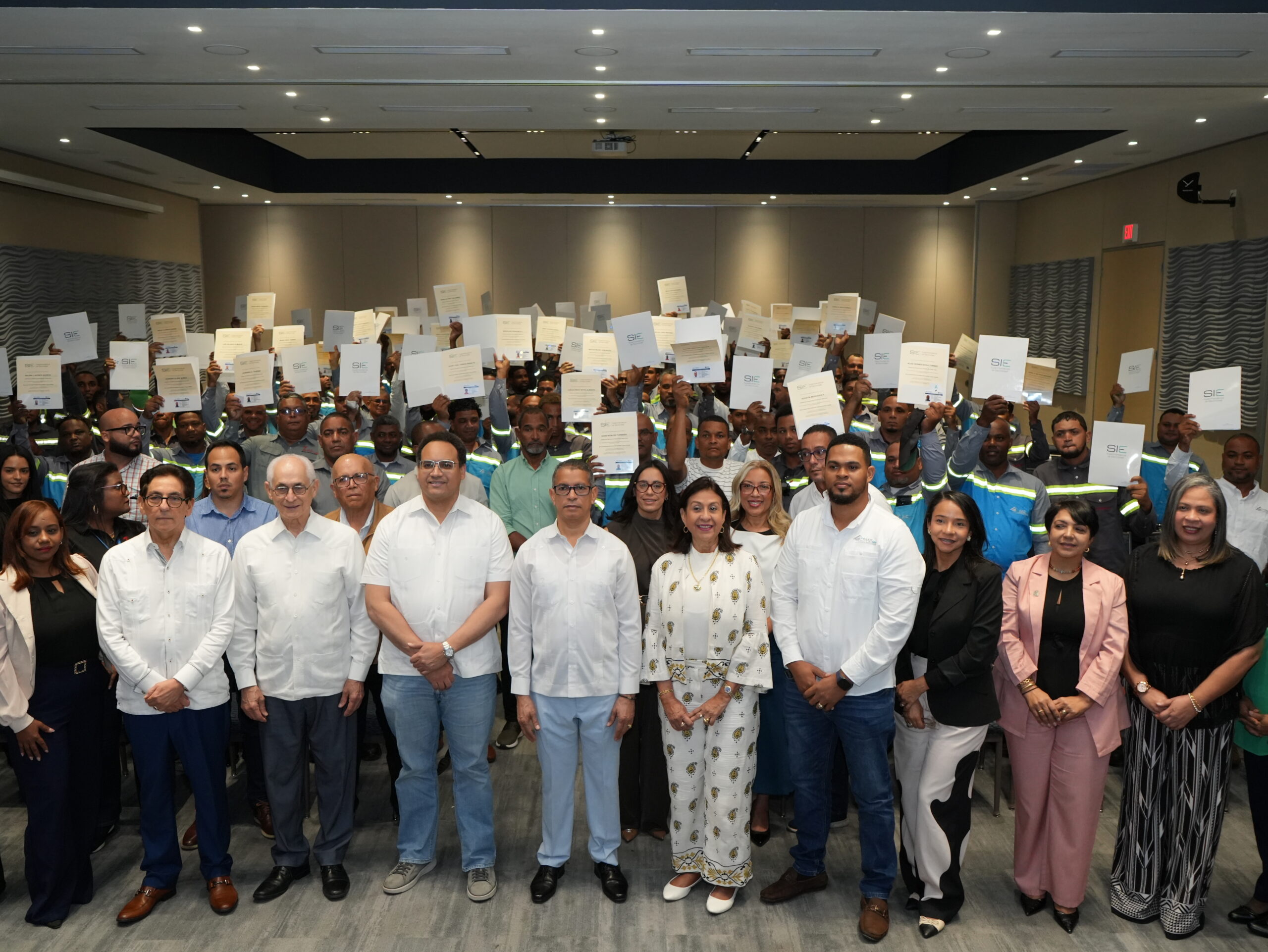 INFOTEP certifica competencias laborales de 158 electricistas y la SIE entrega licencias a 99 trabajadores