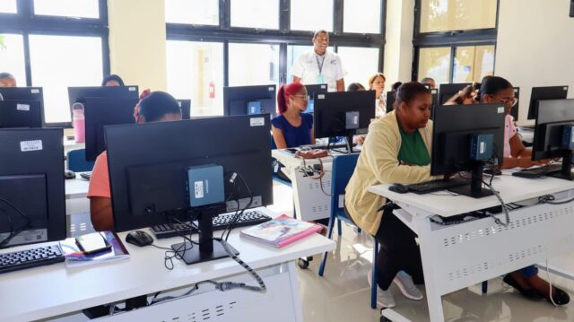 Participantes y en taller de Informática de la Estuela FTP Guarocuya INFOTEP-BARAHONA