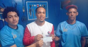 Los Guerreros campeones basket interno Naranjo Dulce reciben premio metálico de Pescadería Wanda
