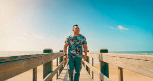 Alex Rodríguez celebra la esperanza de la eternidad con «Más allá del sol»