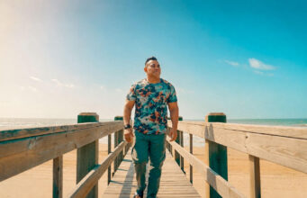 Alex Rodríguez celebra la esperanza de la eternidad con «Más allá del sol»